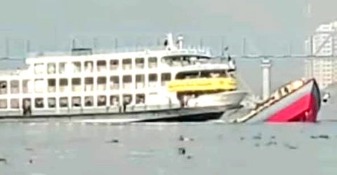 বুড়িগঙ্গায় যাত্রীবাহী লঞ্চের ধাক্কায় ডুবল বালুবাহী বাল্কহেড